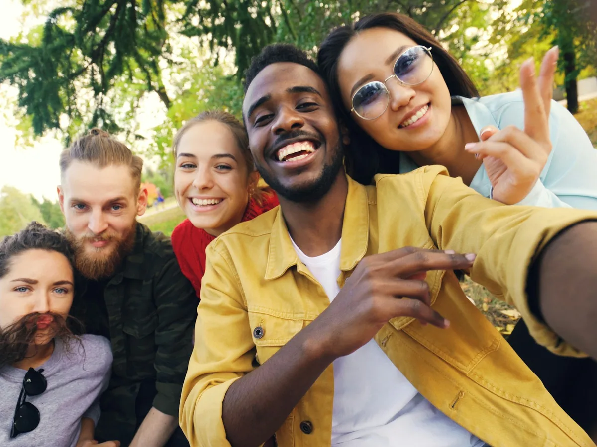 Un groupe d’amis souriants en pleine nature